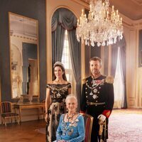 Foto oficial de Margarita de Dinamarca, Federico y Mary de Dinamarca por el 50 aniversario de reinado de Margarita de Dinamarca