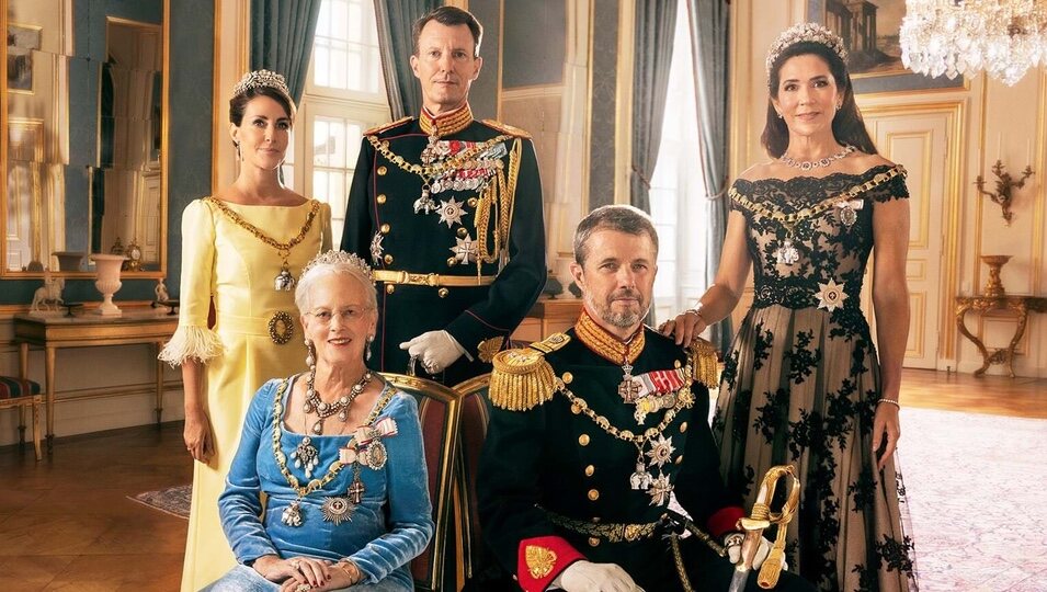 Foto oficial de Margarita de Dinamarca, Federico y Mary de Dinamarca y Joaquín y Marie de Dinamarca por el 50 aniversario de reinado de Margarita de Dinama