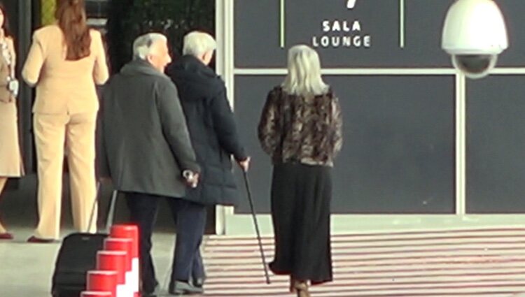 Mario Vargas Llosa llega al aeropuerto Adolfo Suárez Madrid-Barajas para abandonar Madrid