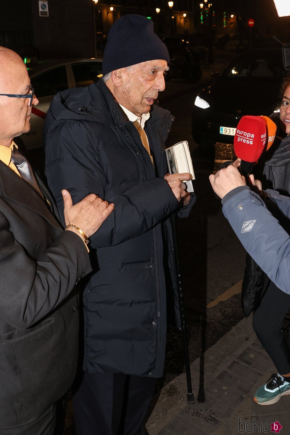 Mario Vargas Llosa atiende a la prensa a las puertas de su domicilio en Madrid