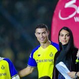 Cristiano Ronaldo con Georgina Rodríguez y uno de sus hijos en su presentación como nuevo jugador del Al Nassr