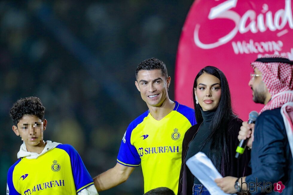 Cristiano Ronaldo con Georgina Rodríguez y uno de sus hijos en su presentación como nuevo jugador del Al Nassr