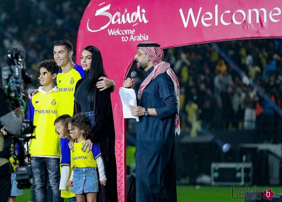 Cristiano Ronaldo con Georgina Rodríguez y sus hijos en su presentación como nuevo jugador del Al Nassr