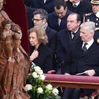 La Reina Sofía junto a Felipe y Matilde de Bélgica en el funeral del Papa Benedicto XVI