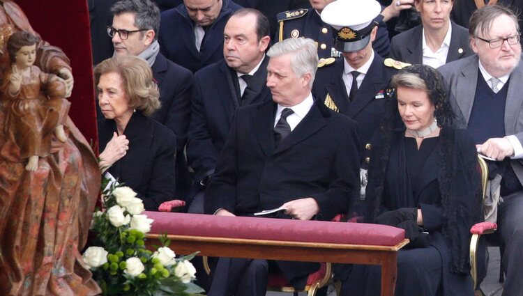 La Reina Sofía junto a Felipe y Matilde de Bélgica en el funeral del Papa Benedicto XVI