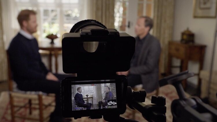 El Príncipe Harry y Tom Bradby en un momento de la entrevista para ITV por el libro 'En la sombra'