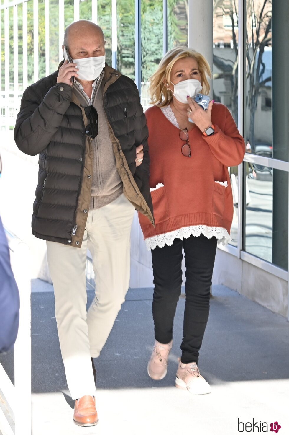 Carmen Borrego y José Carlos llegando al hospital donde está María Teresa Campos