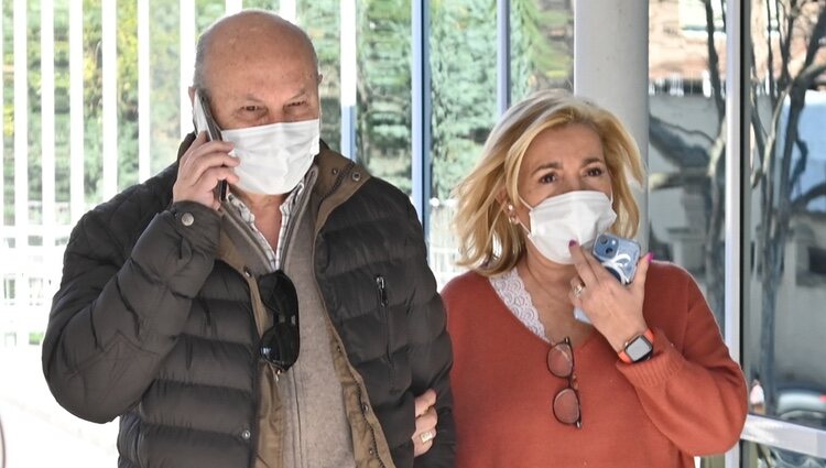 Carmen Borrego y José Carlos llegando al hospital donde está María Teresa Campos