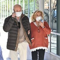 Carmen Borrego y José Carlos llegando al hospital donde está María Teresa Campos