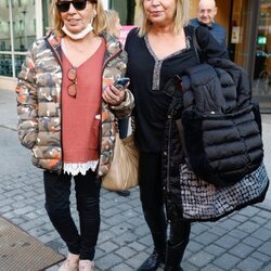 Terelu Campos y Carmen Borrego en la puerta del hospital del ingreso de María Teresa Campos