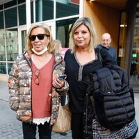 Terelu Campos y Carmen Borrego en la puerta del hospital del ingreso de María Teresa Campos