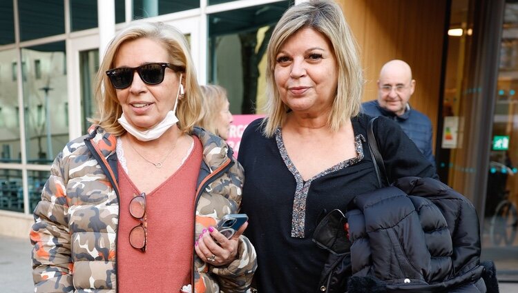 Terelu Campos y Carmen Borrego en la puerta del hospital del ingreso de María Teresa Campos