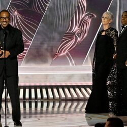 Eddie Murphy con su premio en la gala de los Globos de Oro 2023