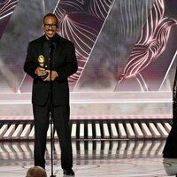 Eddie Murphy con su premio en la gala de los Globos de Oro 2023