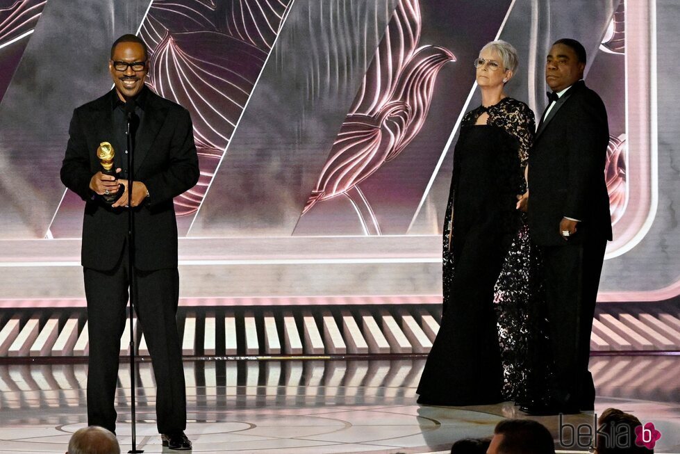 Eddie Murphy con su premio en la gala de los Globos de Oro 2023