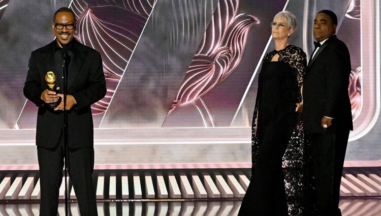 Eddie Murphy con su premio en la gala de los Globos de Oro 2023