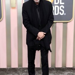 Tim Burton en la alfombra roja de los Globos de Oro 2023