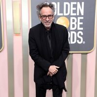 Tim Burton en la alfombra roja de los Globos de Oro 2023