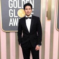 Danny Ramirez en la alfombra roja de los Globos de Oro 2023