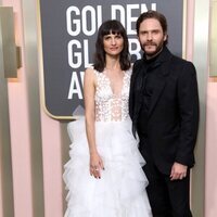 Daniel Bruhl y Felicitas Rombold en la alfombra roja de los Globos de Oro 2023