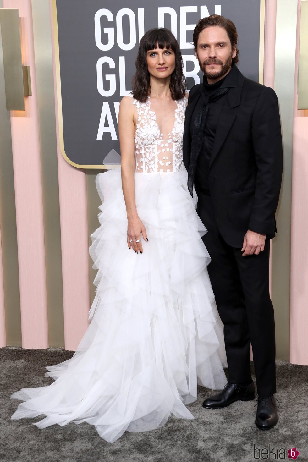 Daniel Bruhl y Felicitas Rombold en la alfombra roja de los Globos de Oro 2023