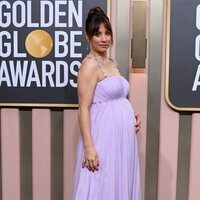 Kaley Cuoco en la alfombra roja de los Globos de Oro 2023