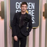 Eddie Redmayne en la alfombra roja de los Globos de Oro 2023