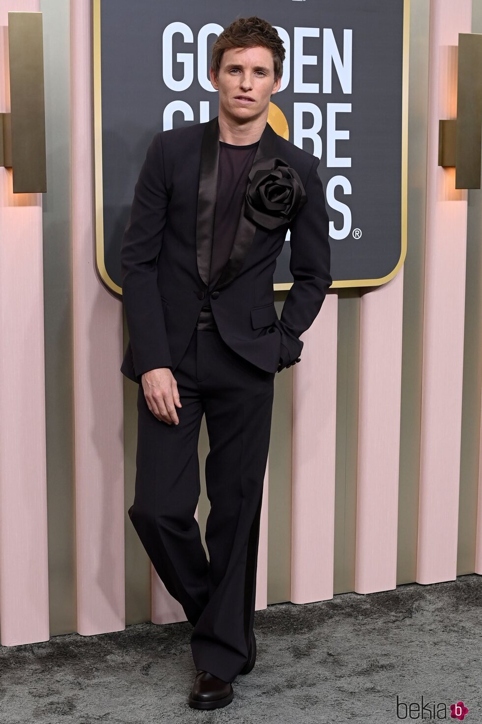 Eddie Redmayne en la alfombra roja de los Globos de Oro 2023