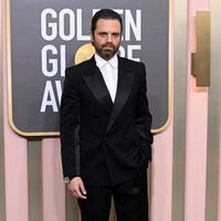 Sebastian Stan en la alfombra roja de los Globos de Oro 2023