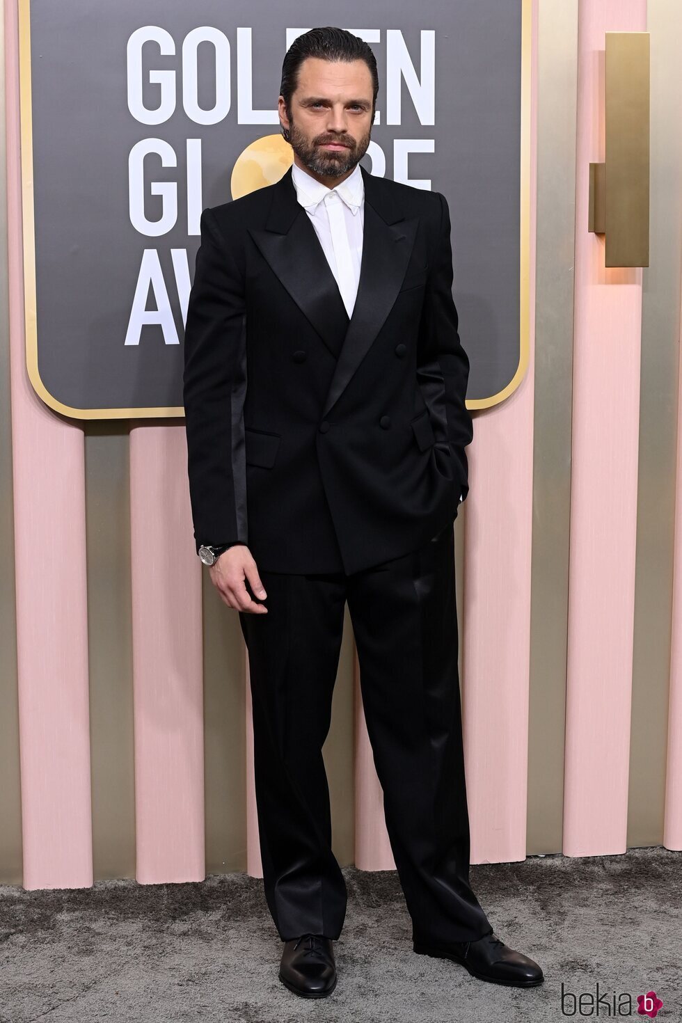 Sebastian Stan en la alfombra roja de los Globos de Oro 2023