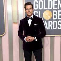 Matt Bomer en la alfombra roja de los Globos de Oro 2023