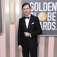 Paul Dano en la alfombra roja de los Globos de Oro 2023