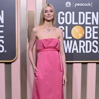 Elizabeth Debicki en la alfombra roja de los Globos de Oro 2023