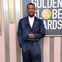 Tyler James Williams en la alfombra roja de los Globos de Oro 2023