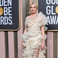 Michelle Williams en la alfombra roja de los Globos de Oro 2023