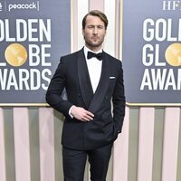 Glen Powell en la alfombra roja de los Globos de Oro 2023