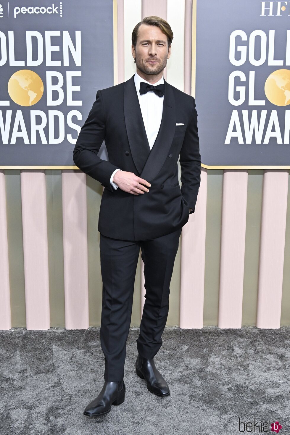 Glen Powell en la alfombra roja de los Globos de Oro 2023