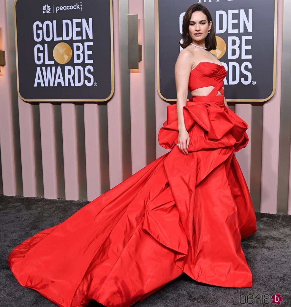 Lily James en la alfombra roja de los Globos de Oro 2023