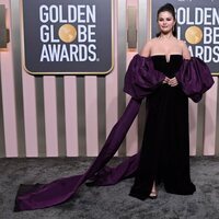 Selena Gomez en la alfombra roja de los Globos de Oro 2023