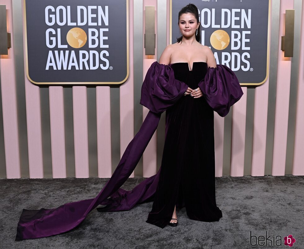 Selena Gomez en la alfombra roja de los Globos de Oro 2023