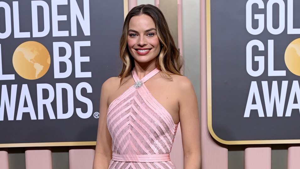 Margot Robbie en la alfombra roja de los Globos de Oro 2023