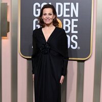 Sigourney Weaver en la alfombra roja de los Globos de Oro 2023