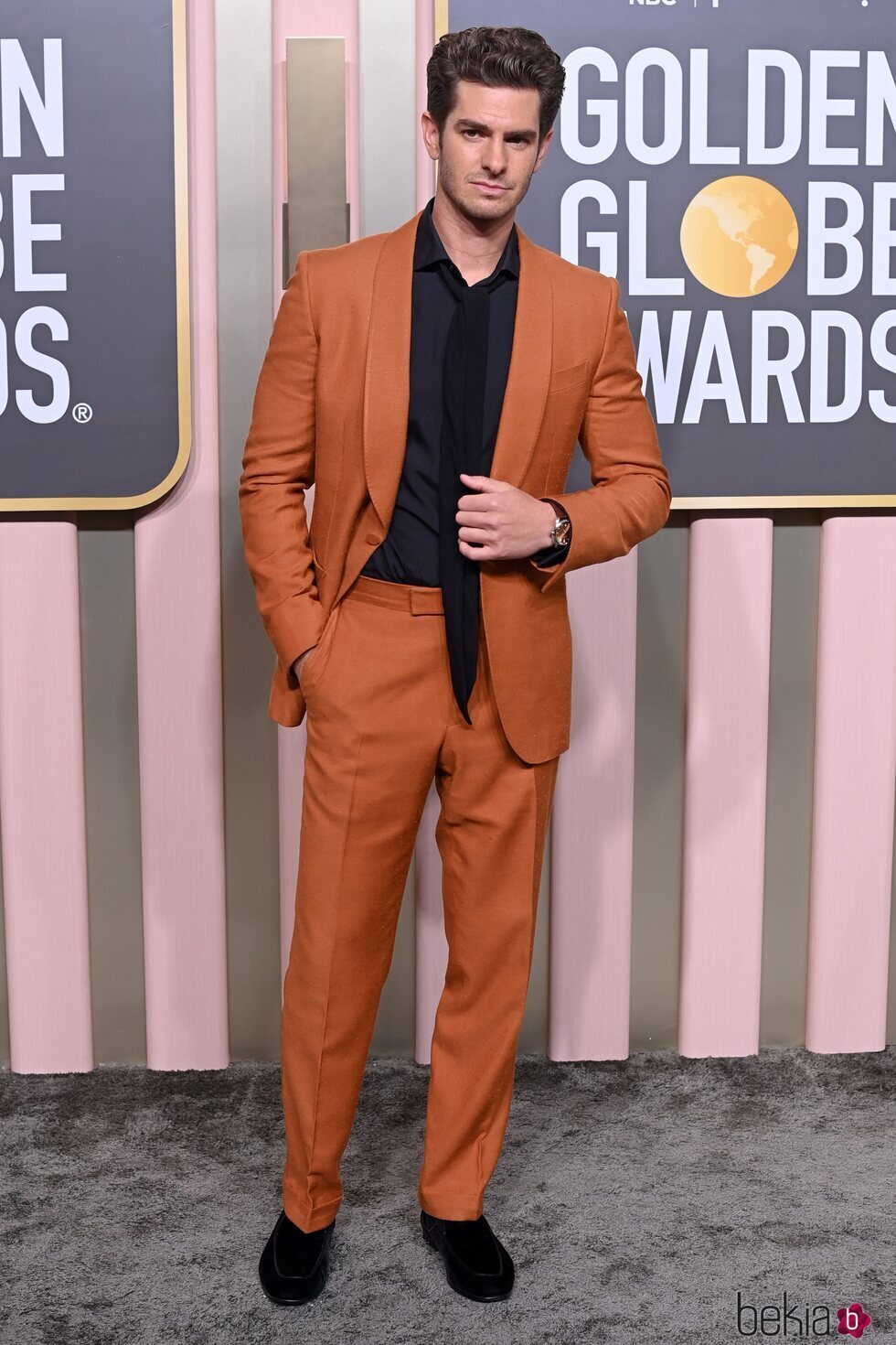 Andrew Garfield en la alfombra roja de los Globos de Oro 2023