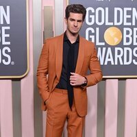 Andrew Garfield en la alfombra roja de los Globos de Oro 2023