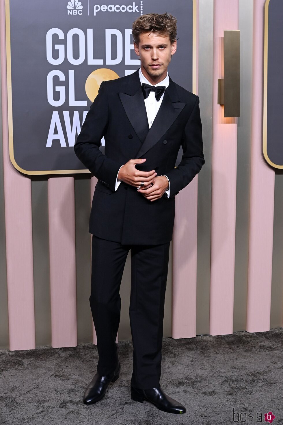 Austin Butler en la alfombra roja de los Globos de Oro 2023