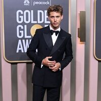 Austin Butler en la alfombra roja de los Globos de Oro 2023