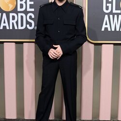 Lukas Dhont en la alfombra roja de los Globos de Oro 2023