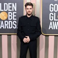 Lukas Dhont en la alfombra roja de los Globos de Oro 2023