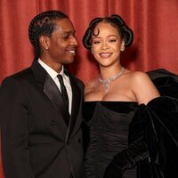 Rihanna y A$AP Rocky en los Globos de Oro 2023