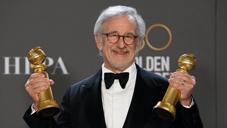 Steven Spielberg con sus premios en los Globos de Oro 2023